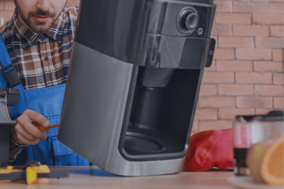 hombre reparando maquina de café